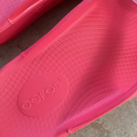 Oofos Womens size 7 neon berry - Picture 6 of 7